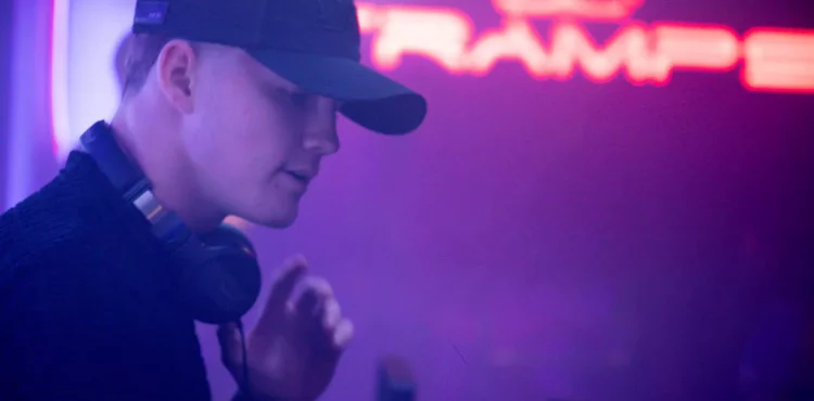 Newera, Tramps Tenerife, Veronicas Strip